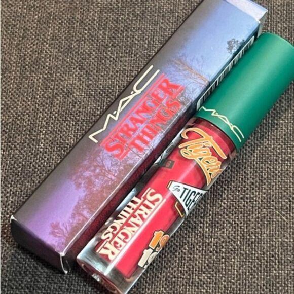 Mac Stranger Things Lipglass Excellent Erica - Picture 4 of 7